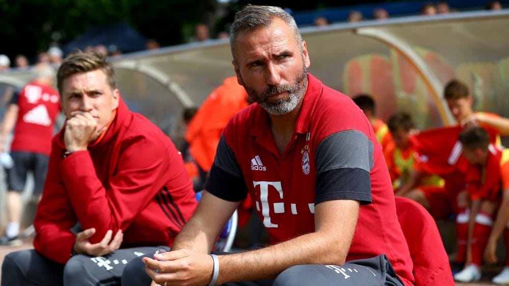 GELSENKIRCHEN, GERMANY - JUNE 11: Head coach Tim Walter of Bayern looks on prior to the B Juniors German Championship Semi Final match between FC Schalke and Bayern Muenchen at Ueckendorf Ground on June 11, 2017 in Gelsenkirchen, Germany. (Photo by Christof Koepsel/Bongarts/Getty Images)